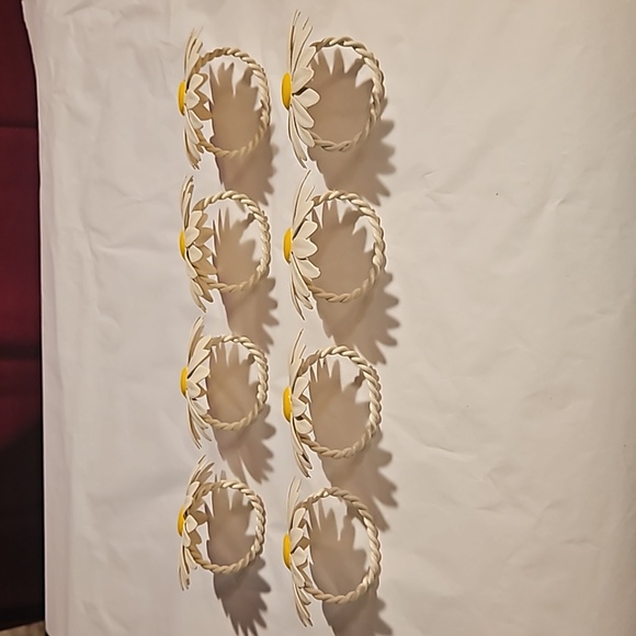 8 RARE Daisy painted all metal Napkin rings - Picture 5 of 7